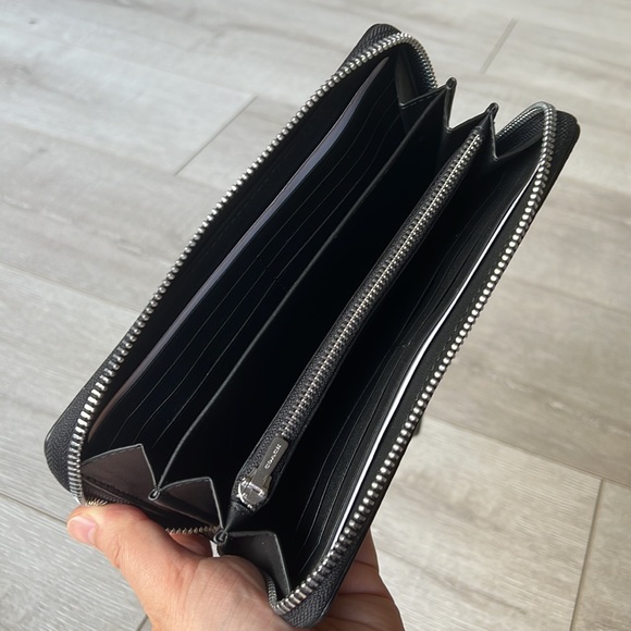 Coach X Peanuts Long Zip Around Wallet In Signature Canvas With Snoopy - Picture 9 of 12